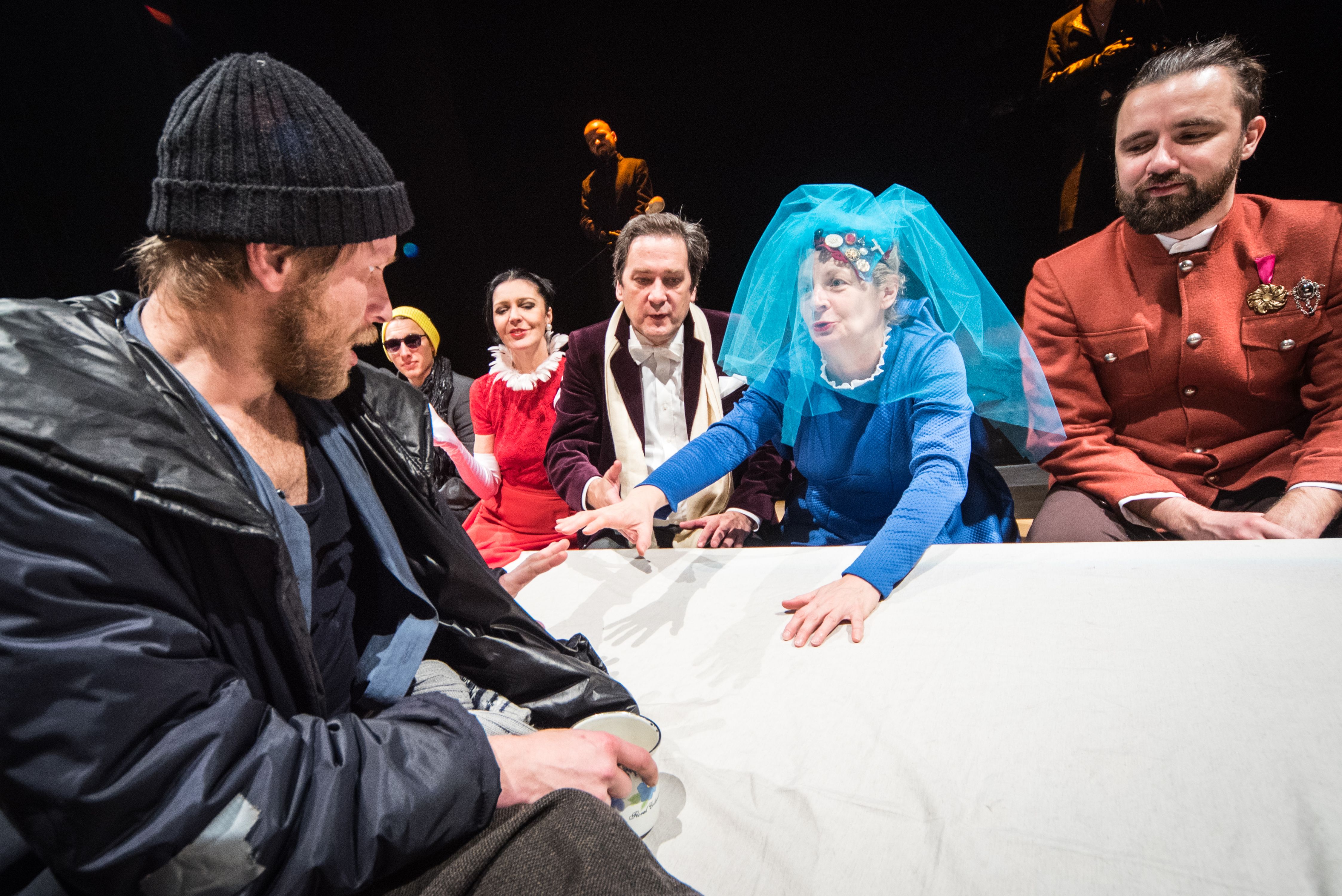 "Raj wariatów". Od lewej, front: Don Kichot – Rafał Cieluch; w rzędzie od lewej: Hamlet - Albert Pyśk, Lady Makbet - Małgorzata Urbańska, Romeo - Bogdan Grzeszczak, Julia -Anita Poddębniak, Otello - Bartosz Bulanda // Fot. Karol Budrewicz
